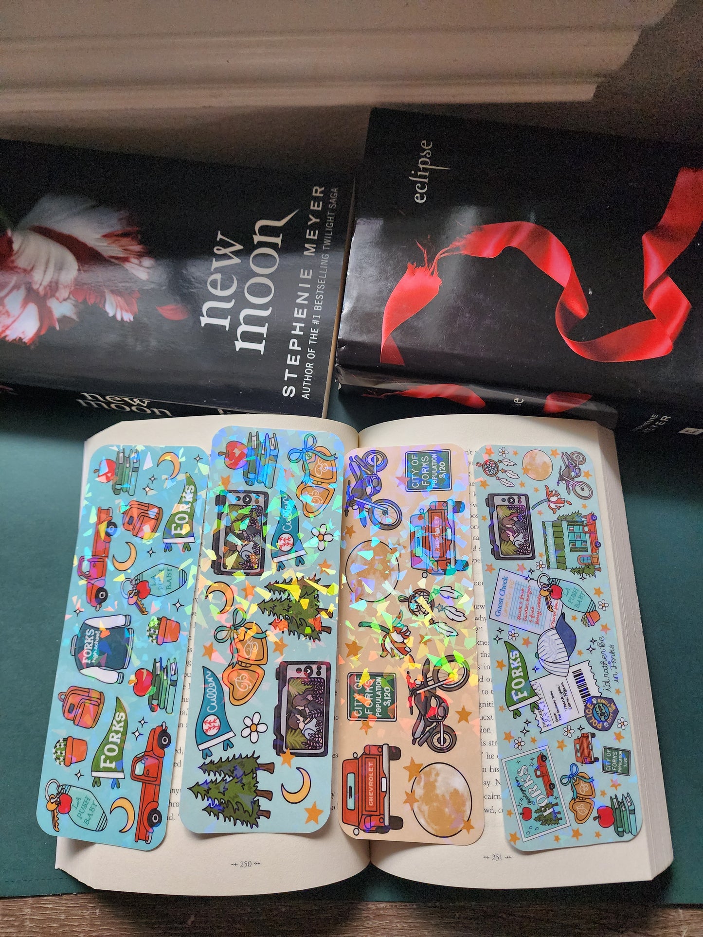 Twilight| New Moon| Forks| Cullens|Vampires|Sparkly bookmark| Holographic bookmark| book accessories