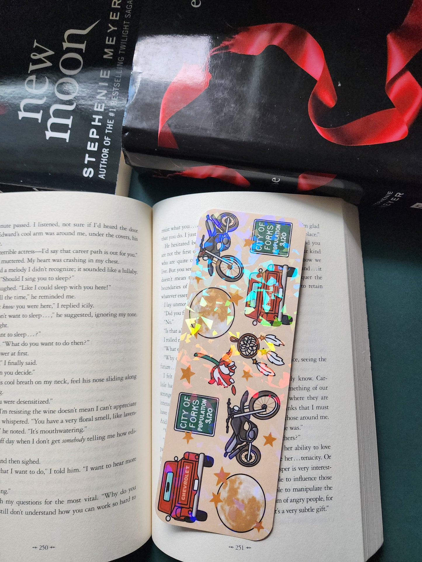 Twilight| New Moon| Forks| Cullens|Vampires|Sparkly bookmark| Holographic bookmark| book accessories
